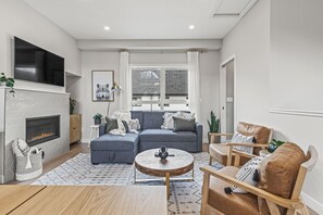 Smart TV, caminetto, libri