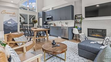 智能电视、壁炉、书