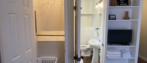 1 bedroom, bed sheets