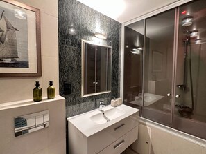 ヘアドライヤー、タオル、石鹸、トイレットペーパー