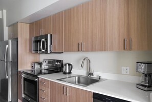 Kjøleskap, mikrobølgeovn, ovn og oppvaskmaskin