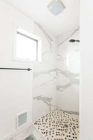 Haartrockner, Handtücher, Seife, Toilettenpapier