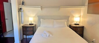 MaGiQ Private Master En-Suite w Private Bathroom, No Shared Spaces