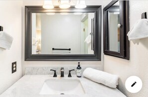 Hair dryer, towels, soap, shampoo - MaGiQ Private Master En-Suite w Private Bathroom, No Shared Spaces (Spring Valley)