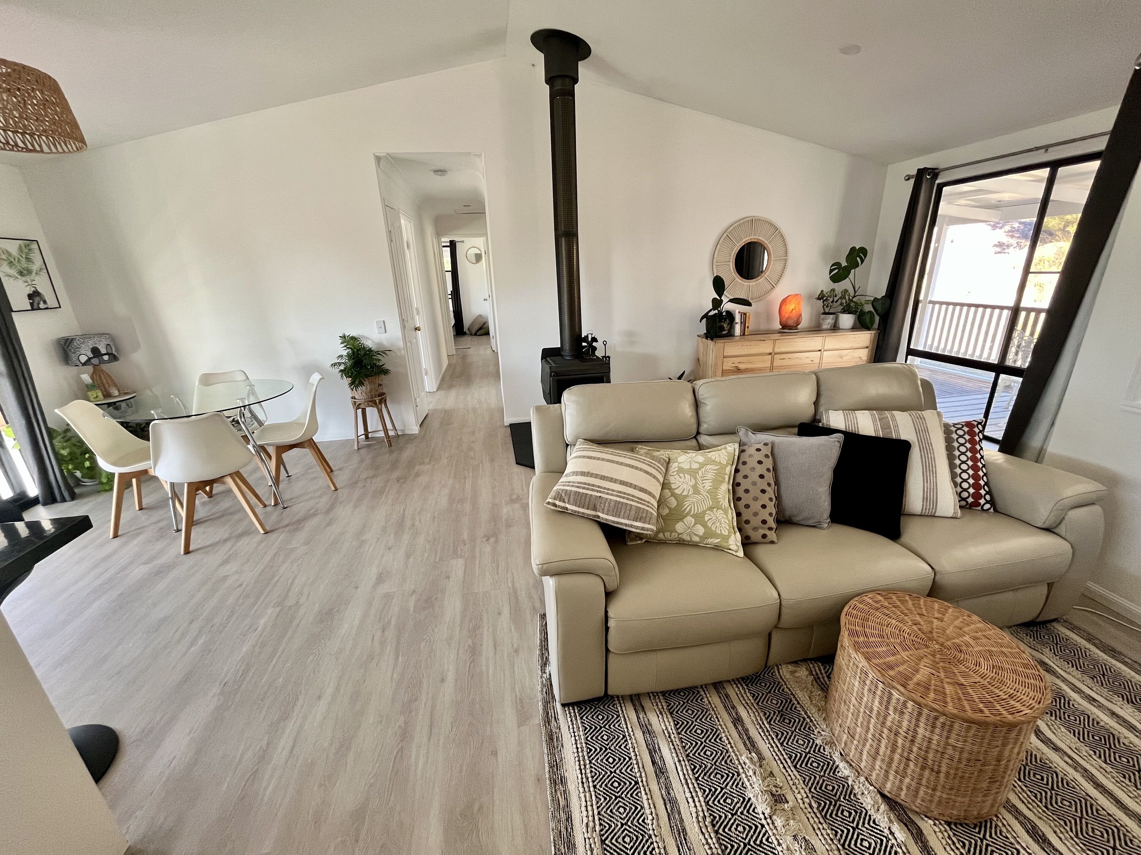 TV connectée, cheminée, livres