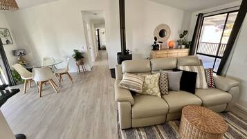 Smart-tv, eldstad och böcker