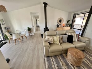 Älytelevisio, takka, kirjoja