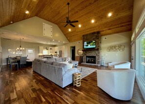 智能电视、壁炉、DVD 播放器、书