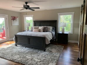 3 habitaciones, tabla de planchar con plancha y cuna de viaje 