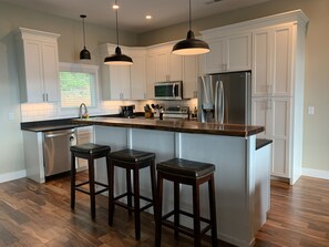 冰箱、微波炉、烤箱、炉灶