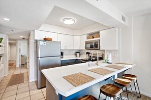 ثلاجة، ميكروويف، فرن، موقد طهي مسطح