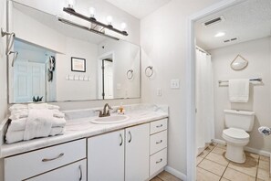 Sèche-cheveux, savon, shampoing, papier toilette