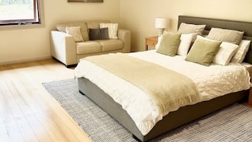 5 habitaciones, escritorio, tabla de planchar con plancha y wifi