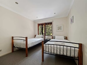 5 chambres, fer et planche à repasser, Wi-Fi, draps fournis