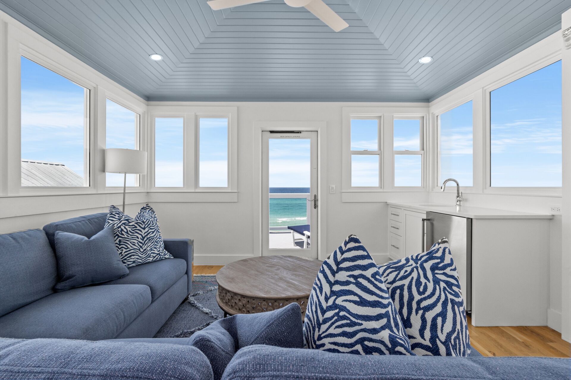 TV connectée, baby-foot, chaîne hi-fi