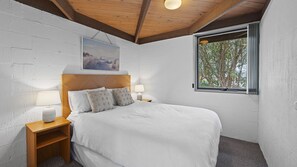 4 bedrooms, iron/ironing board, WiFi - This Pet Friendly property is the perfect escape to the beauty of Inverloch (Inverloch)