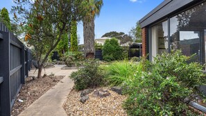 Property grounds - This Pet Friendly property is the perfect escape to the beauty of Inverloch (Inverloch)