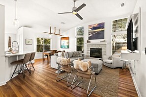 Smart TV, fireplace - Private Pool, Stunning Home, Just outside of Seaside! (Santa Rosa Beach)