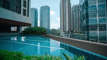 2 outdoor pools