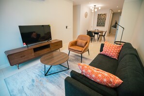 Apartamento conforto, 2 quartos | Área de estar