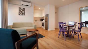 Queen Apartment Suite with Patio | 1 bedroom, free WiFi, bed sheets