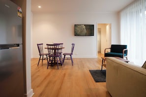 Queen Apartment Suite with Patio | Ilmainen Wi-Fi, vuodevaatteet