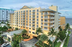 Exterior - Beautiful Beach Resort 1 Bedroom - Sleeps 4, 2 privately. Close to FLL airport. (Pompano Beach)