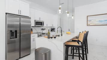 Frigorífic, microones, forn i placa de cuina