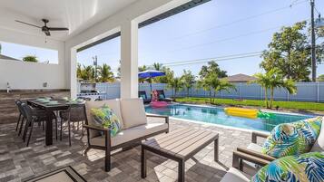 Alberca al aire libre y alberca climatizada