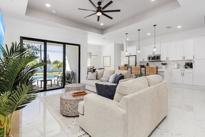 Smart TV, video games, foosball - Heated Salt Pool, Game Room, BBQ, Firepit, Family Fun, Palms Hideaway (Cape Coral)