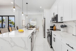 Fridge, microwave, oven, stovetop - Heated Salt Pool, Game Room, BBQ, Firepit, Family Fun, Palms Hideaway (Cape Coral)