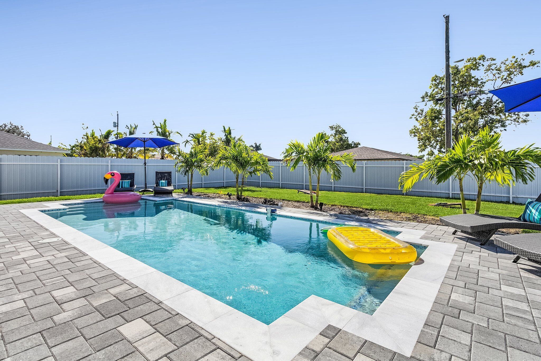 Utendørsbasseng og et oppvarmet basseng