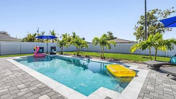 Utendørsbasseng og et oppvarmet basseng