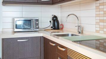 Een koelkast, een magnetron, een oven, een kookplaat