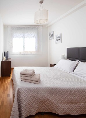 2 室のベッドルーム、旅行用ベビーベッド、ベッドシーツ