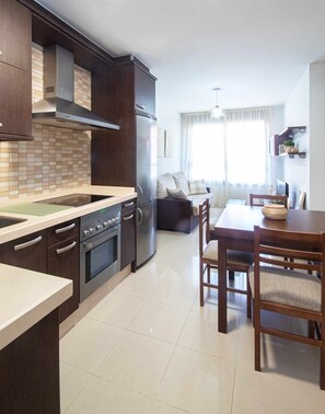 冷蔵庫、電子レンジ、オーブン、コンロ