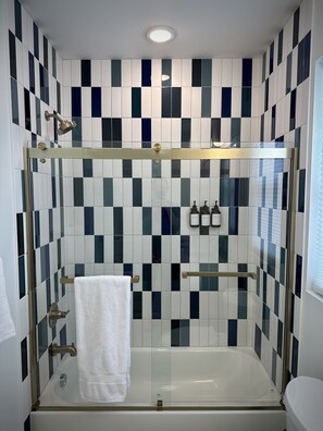 Douche, sĂšche-cheveux, serviettes fournies, savon