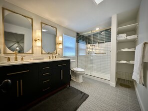 Douche, séchoir à cheveux, serviettes fournies, savon