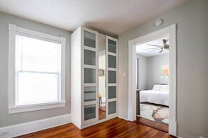 3 bedrooms, iron/ironing board, travel cot, WiFi - Historic 3 Bedroom Home (Jacksonville)