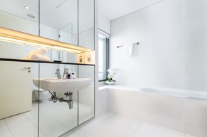 Deluxe-Apartment | Badezimmer | Badewanne, kostenlose Toilettenartikel, Haartrockner, Bidet