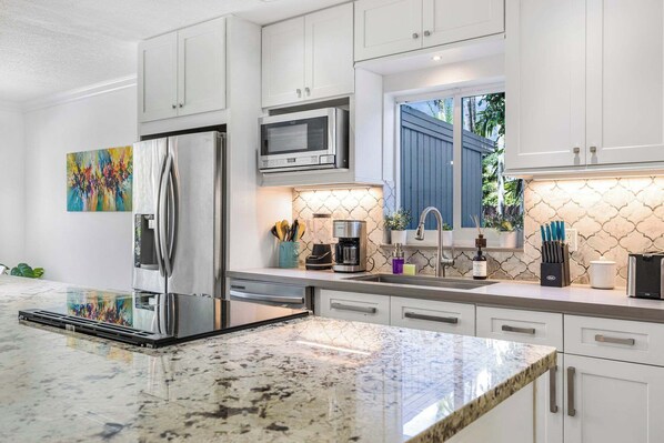 冷蔵庫、電子レンジ、オーブン、コンロ