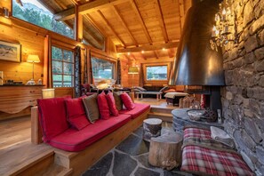 Televisión, chimenea y estéreo 