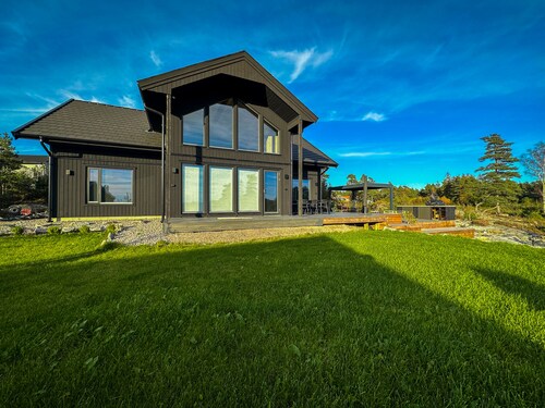 Spacious and modern villa with spectacular sea views