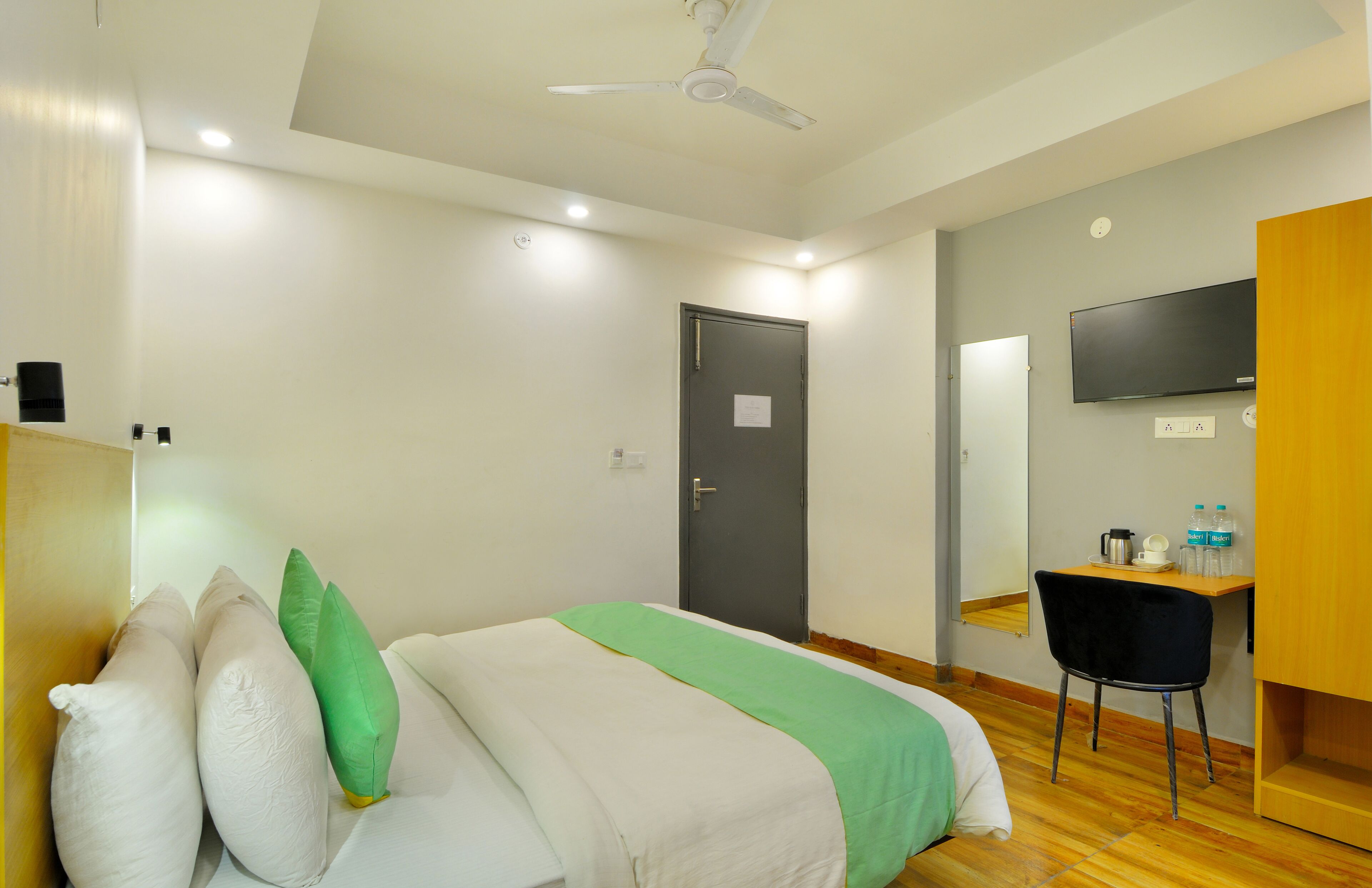 Deluxe Room | 1 bedroom, desk, laptop workspace, free WiFi