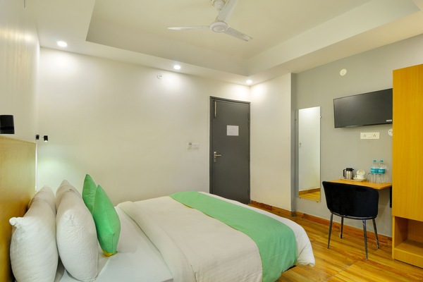 Deluxe Room | 1 bedroom, desk, laptop workspace, free WiFi