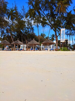 In Strandnähe, weißer Sandstrand