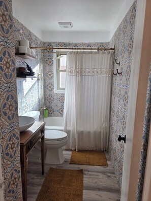 Sèche-cheveux, serviettes fournies, savon, papier toilette