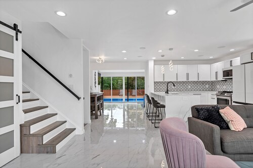 Hidden gem in quiet neighborhood with pool and hot tub