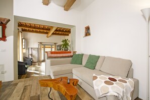Family House, Multiple Bedrooms, 2 Bathrooms, Mountainside (Fontesecca) | Living area | 21-inch flat-screen TV with cable channels