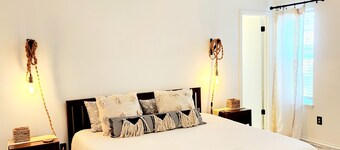 EXECUTIVE HOME Near Hospitals HOT TUB  GYM POOL TABLE PING PONG FIRE PIT PETs OK